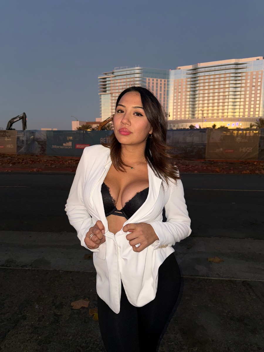 Take a pause and enjoy Ali Cruz — streaming from Berlin