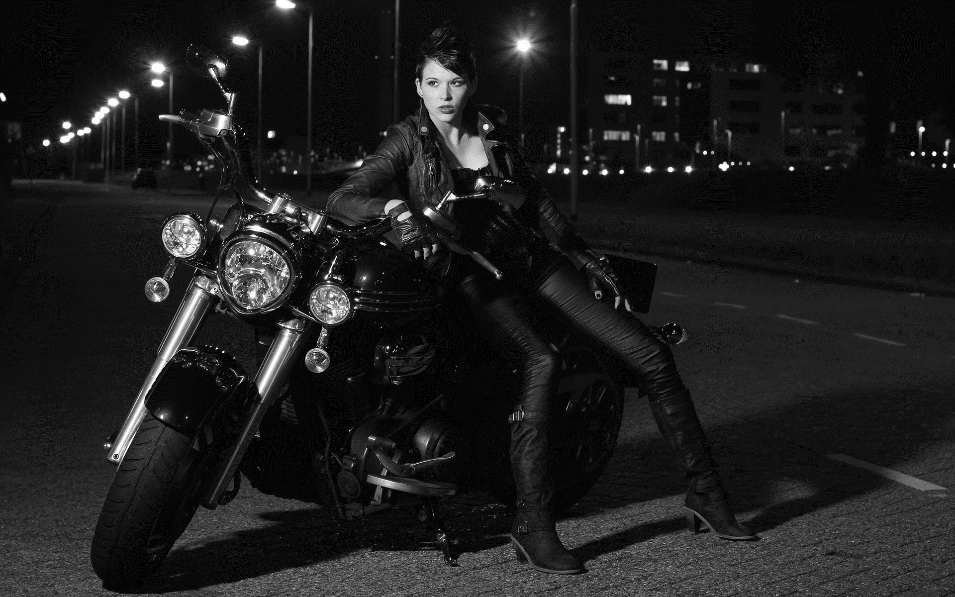 Photo Beautiful girls and motorcycles in Berlin